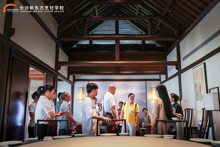 長沙新東方學(xué)子走進(jìn)長沙黑珍珠餐廳——晴溪莊園參觀學(xué)習(xí)