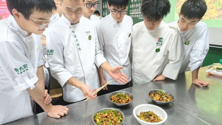 長沙新東方攜手費(fèi)大廚 第一期產(chǎn)教融合崗前實(shí)訓(xùn)正在進(jìn)行